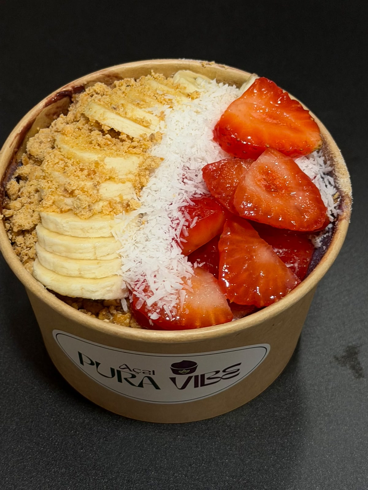 Bowl de açaí con plátano, coco, fresa y granola