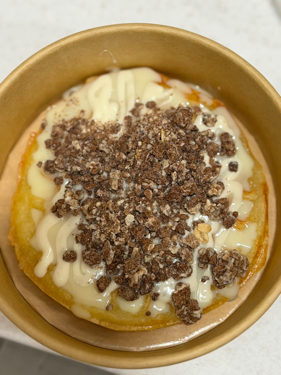 Gofre visto desde arriba, con crema blanca y crumble de chocolate