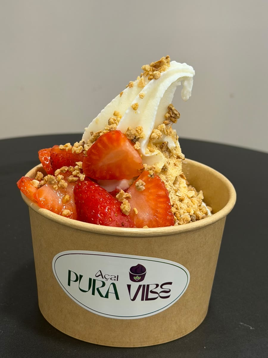 Bowl con fresas, granola y el remolino de yogur
